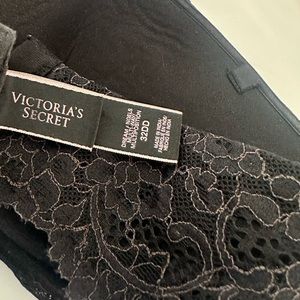 Victoria’s secret strapless Bra Size32DD lightly used great condition lace sides
